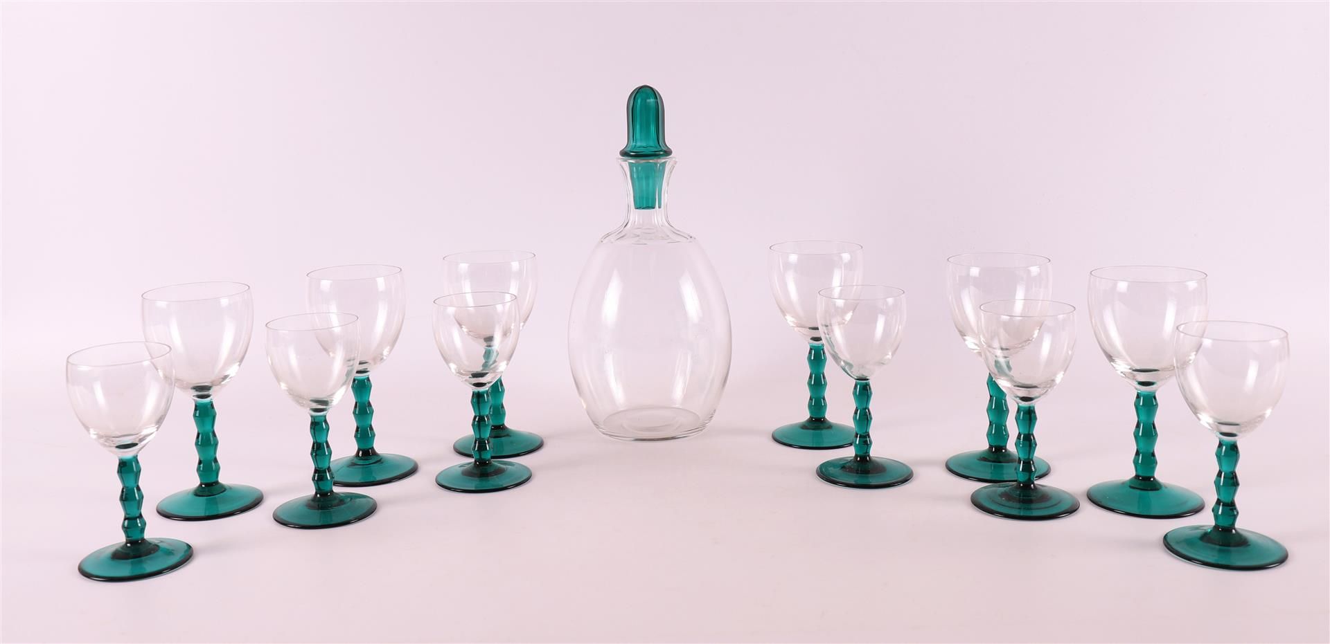 Null 一个透明玻璃利口酒瓶 "Omar"，带绿色玻璃塞子和六个杯子。