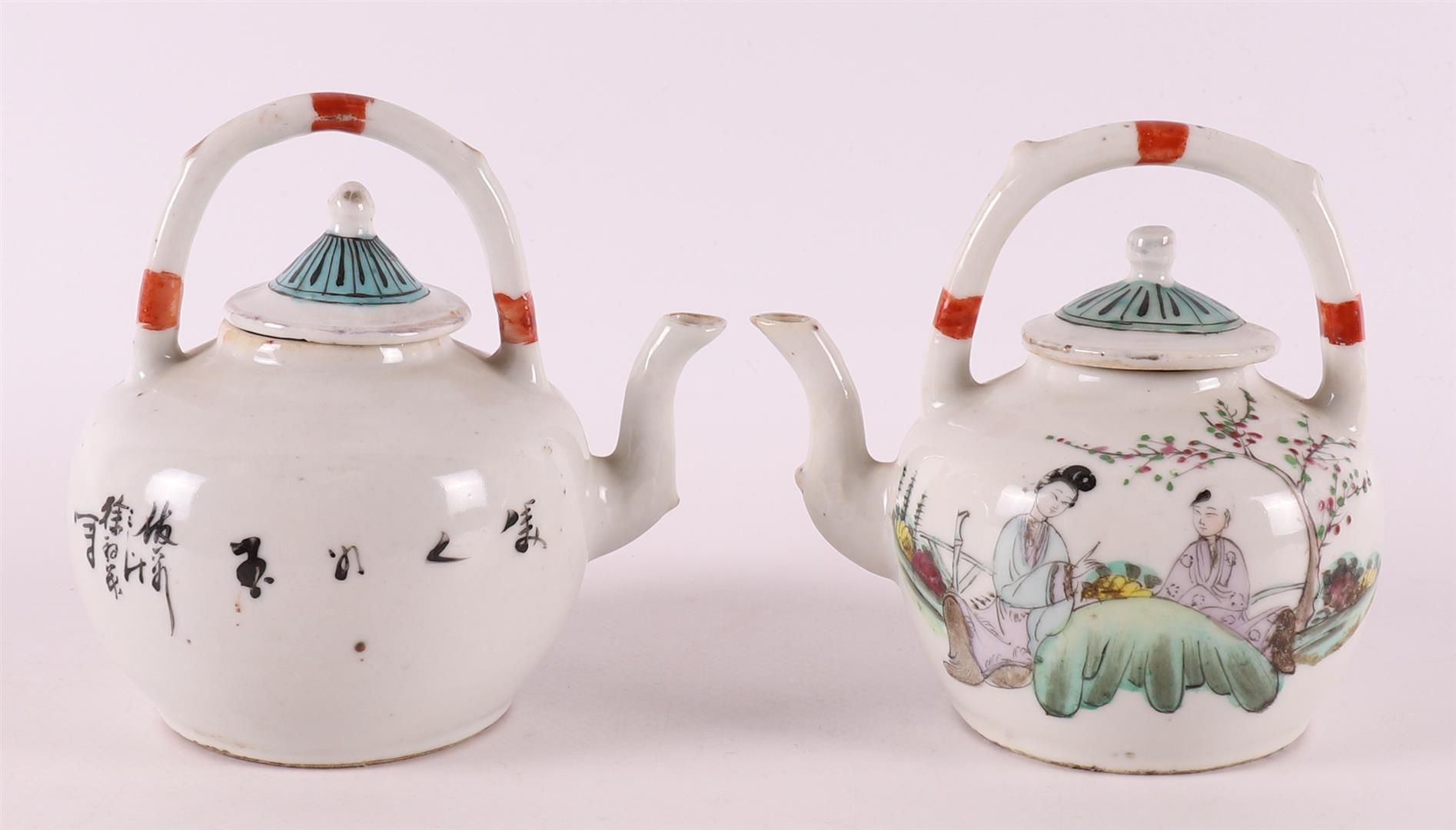 Null Two porcelain famille verte teapots, China, 2nd half 19th century.