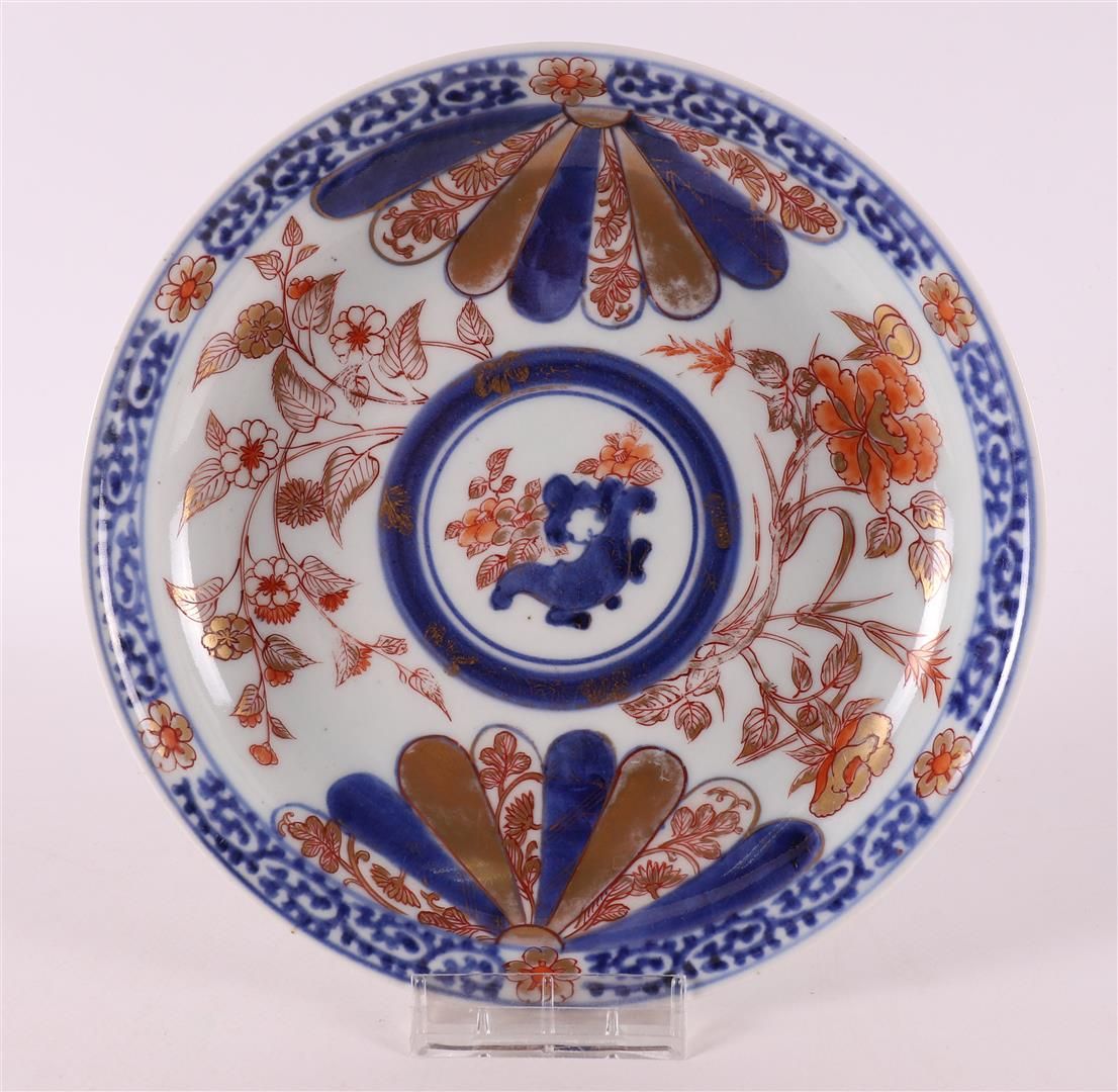 Null Piatto fondo in porcellana Imari, Giappone, XVIII secolo.