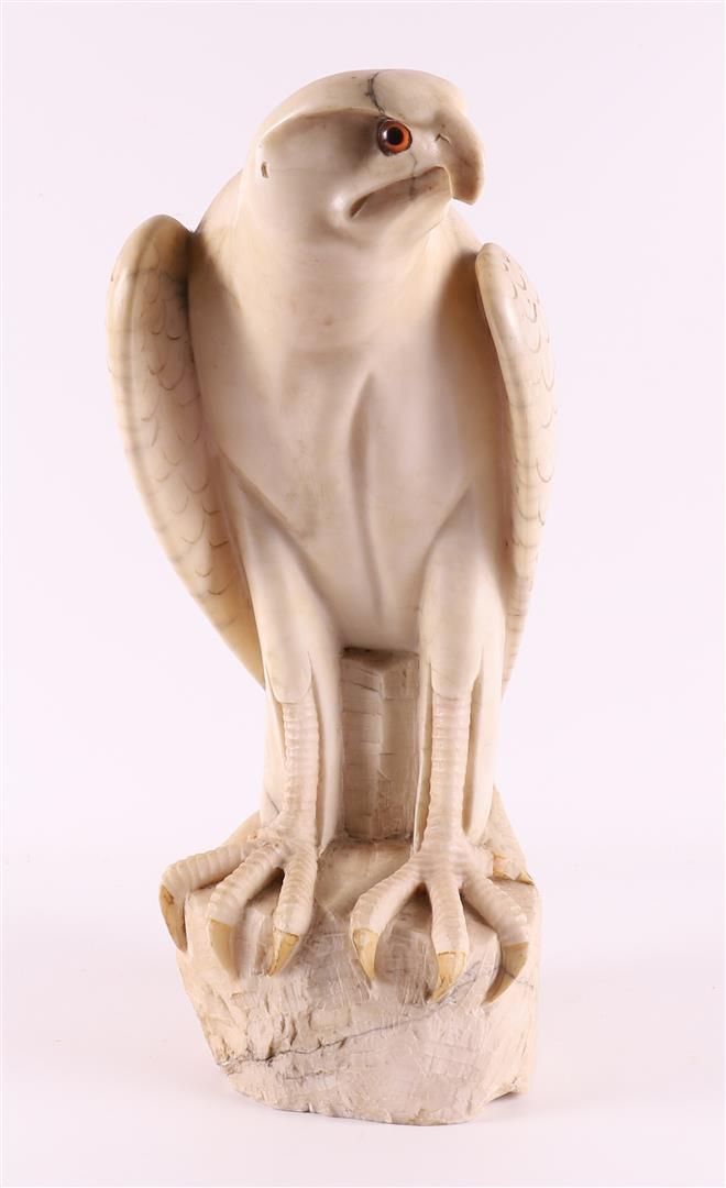 Null Alabasterskulptur eines Raubvogels, ca. 1930.