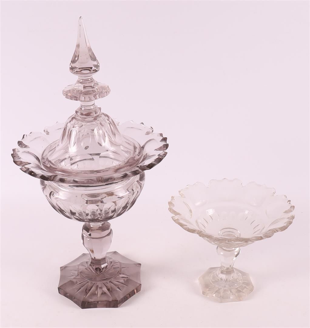 Null 19世纪中叶，一个有轮廓边缘的水晶姜子牙盖杯。