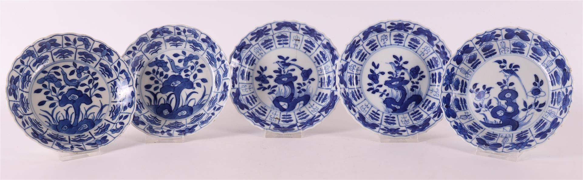 Null Fünf blau/weiße Porzellan-Konturuntertassen, China, Kangxi, um 1700