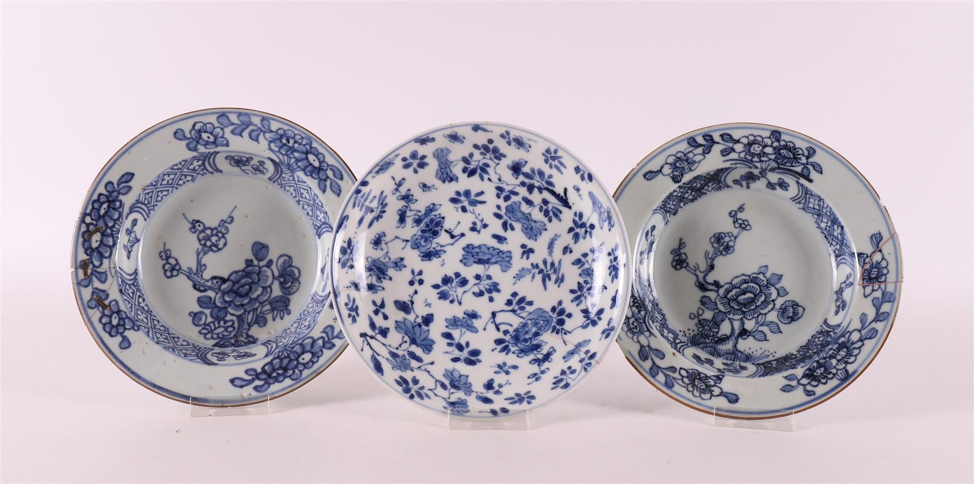 Null Tres platos variados de porcelana azul y blanca, China, siglo XVIII.