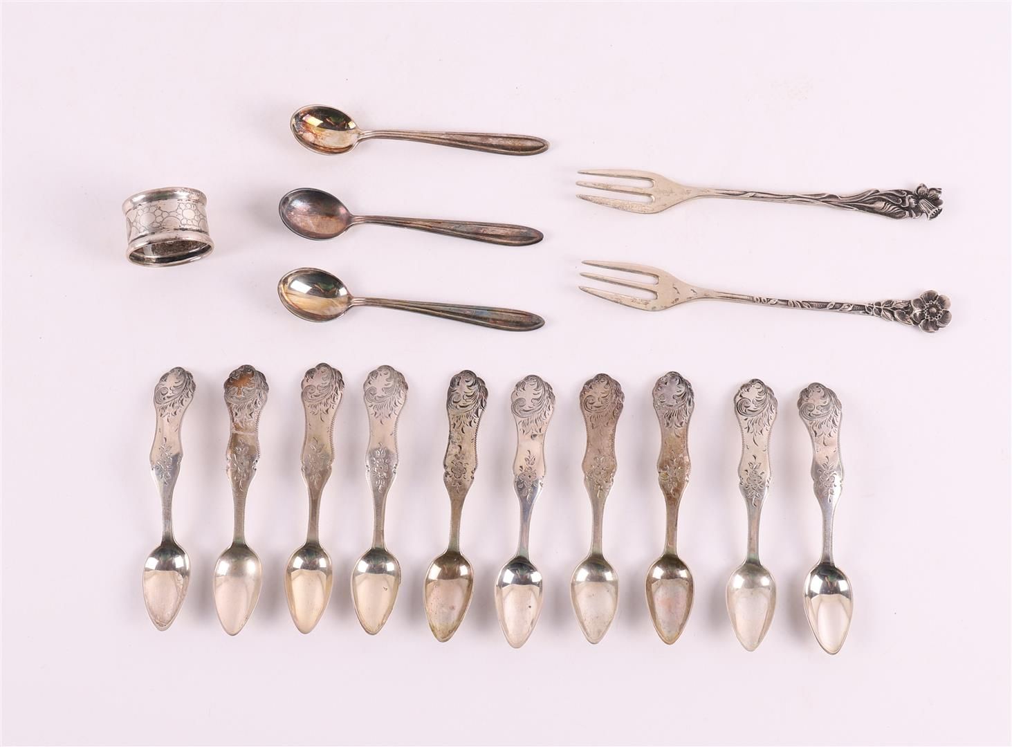 Null A lot of various 2nd grade silver teaspoons, forks and a finger cloth ring.