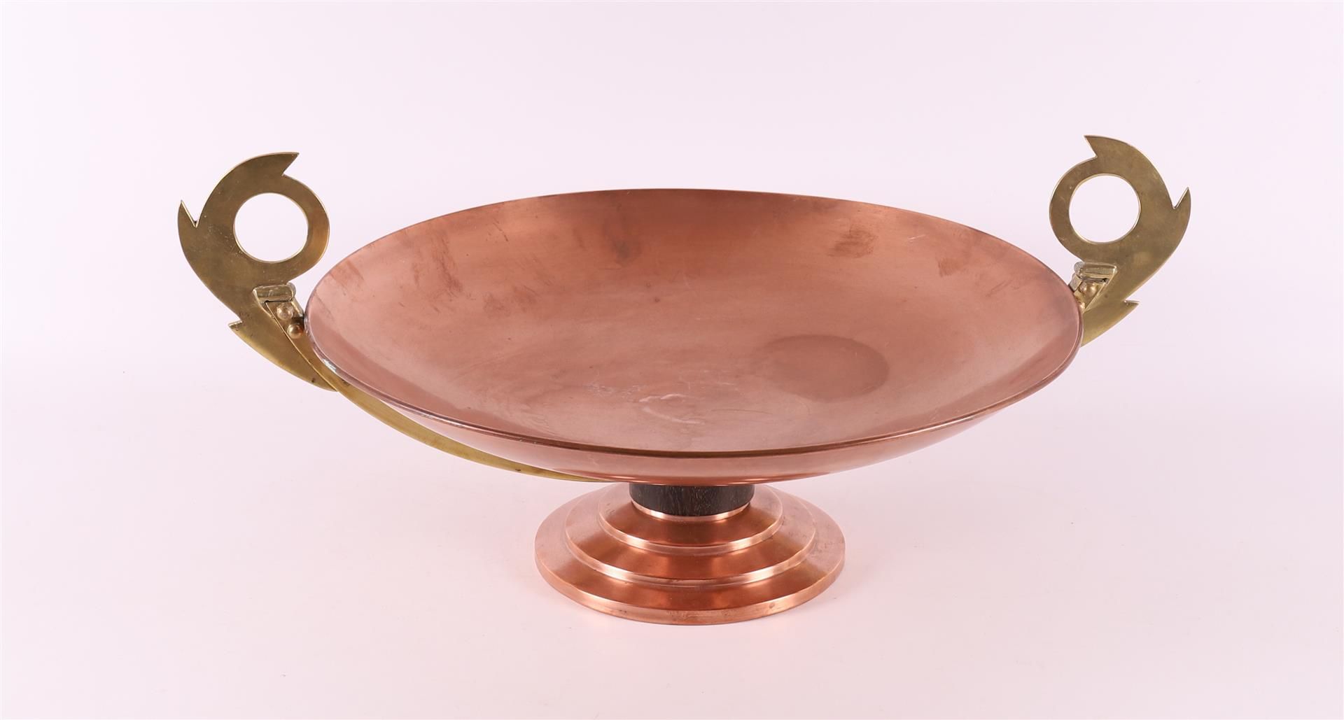 Null 一个铜和黄铜的装饰艺术水果碗，法国，约1930年。