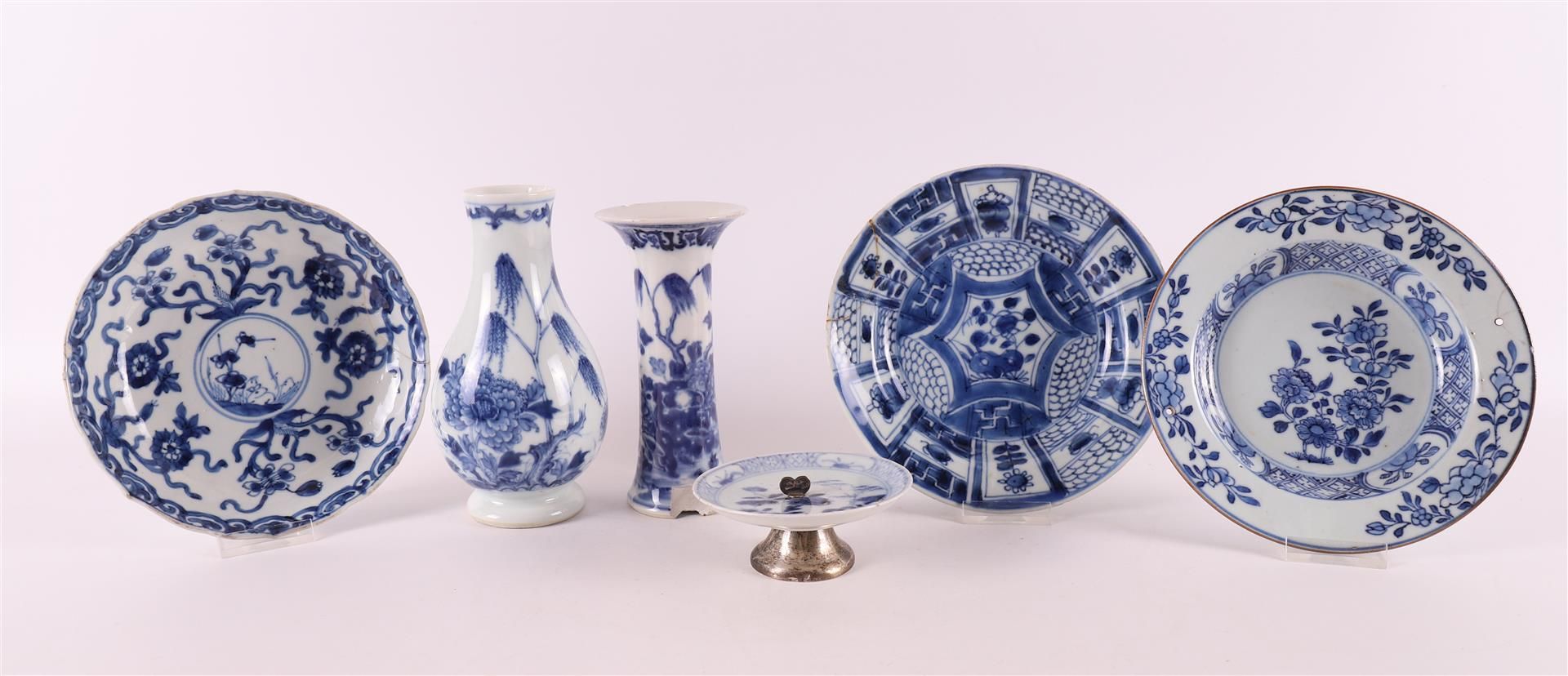 Null Un lotto di varie porcellane bianche e blu, tra cui un vaso Qianlong, Cina,&hellip;