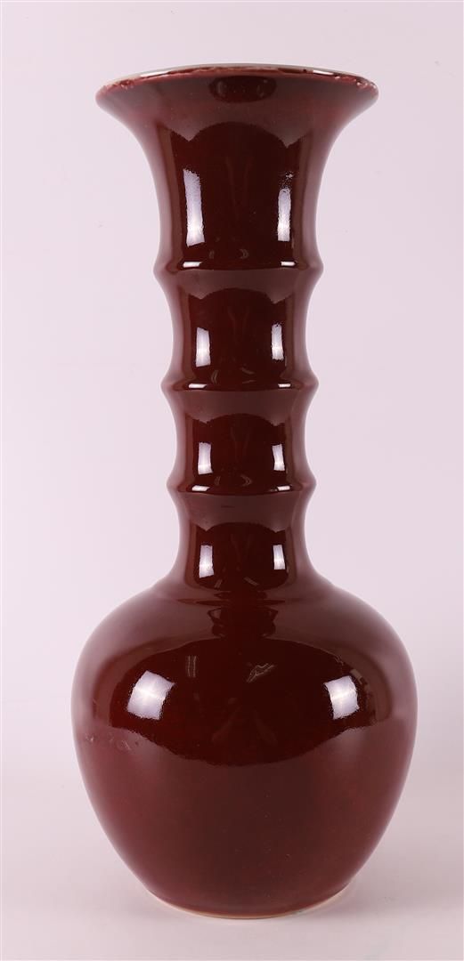 Null 一个瓷器长颈桑德花瓶，20世纪。
