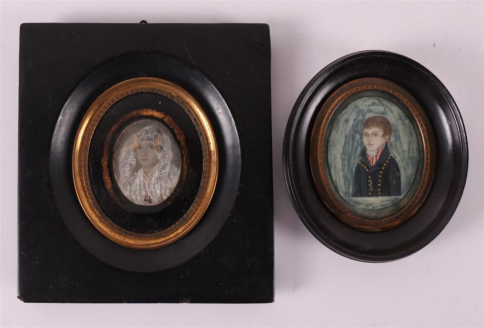 Null Deux portraits miniatures dont une dame en costume frison (Leeuwarden), 19e&hellip;
