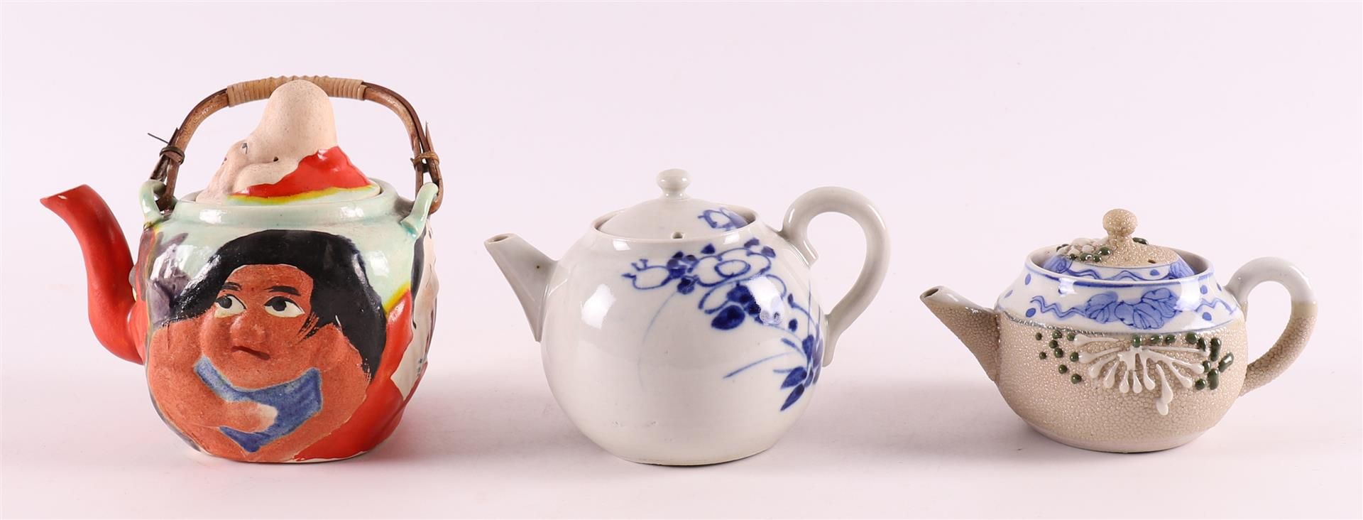 Null Trois théières diverses en porcelaine, Japon, 1ère moitié du 20ème siècle.