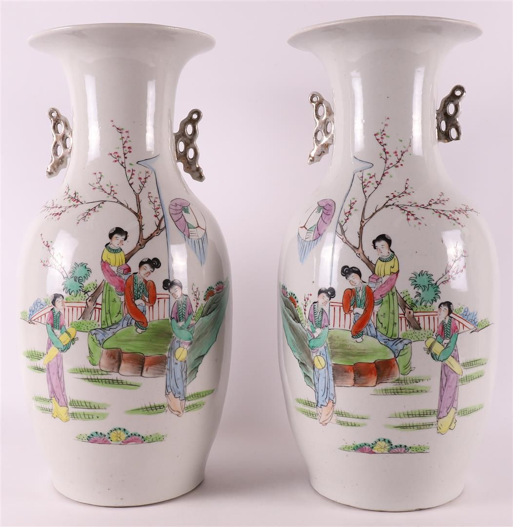 Null Coppia di vasi a balaustro in porcellana con manici, Cina, circa 1900.
