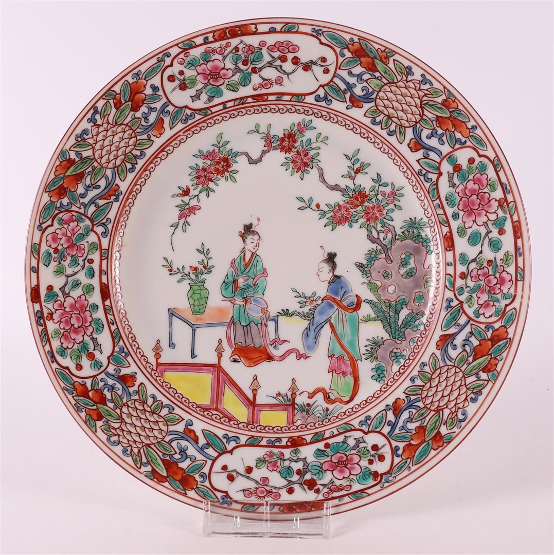 Null Un plat en porcelaine de la famille rose, Chine, 19ème siècle.