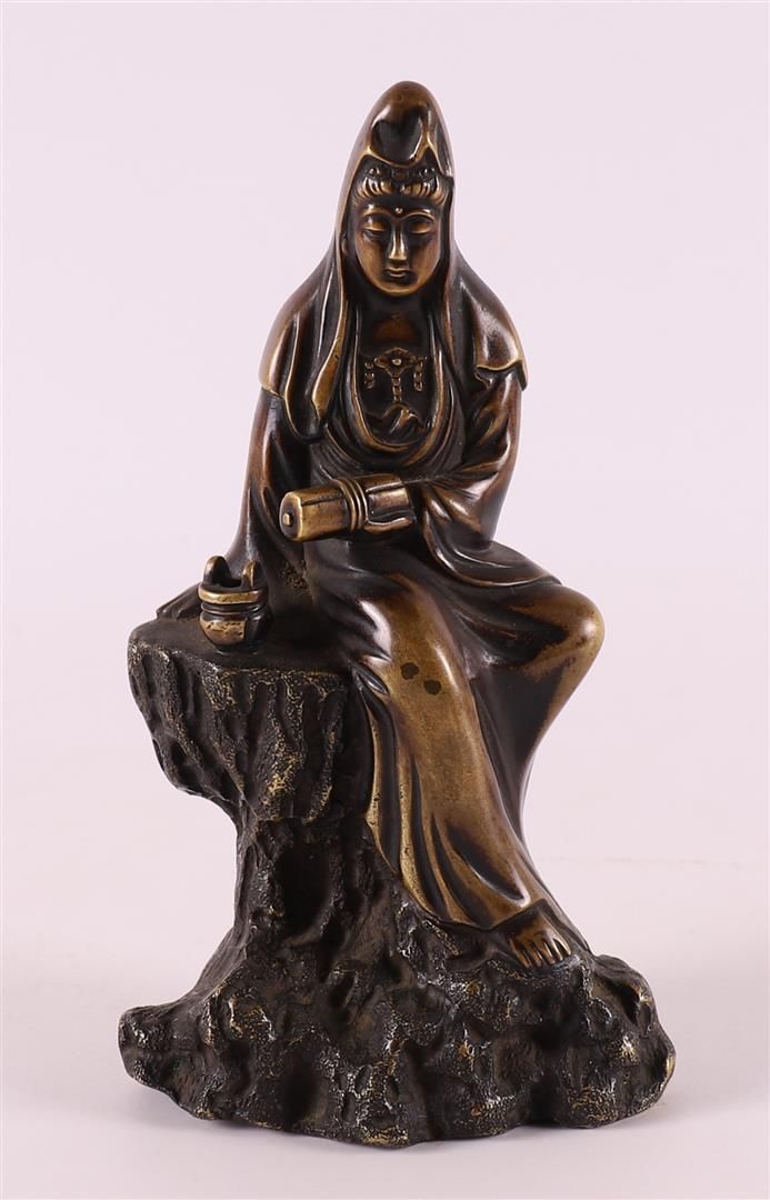 Null Un Kwan Yin in bronzo patinato marrone, Cina, XIX secolo.