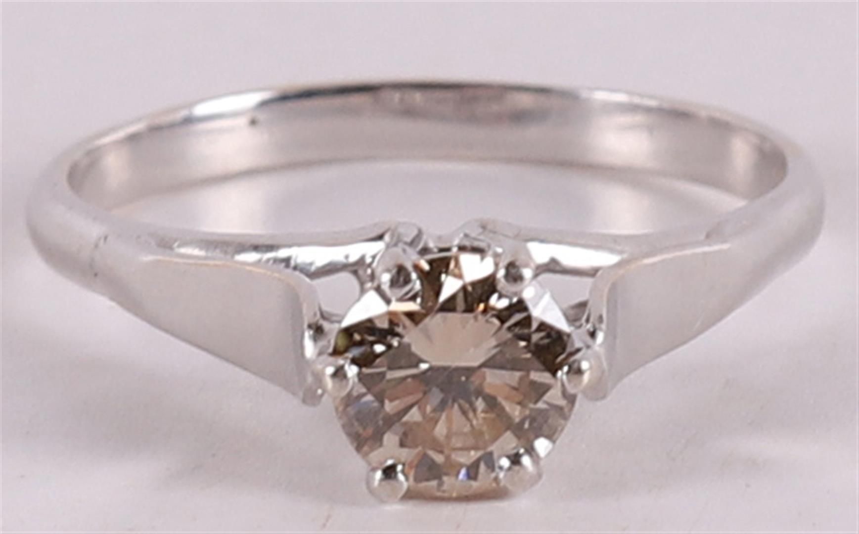 Null Un anillo solitario de oro de 14 kt con un diamante.