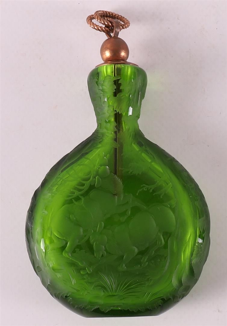 Null Odeurfalke aus grünem Glas, Böhmen, 20. Jahrhundert.