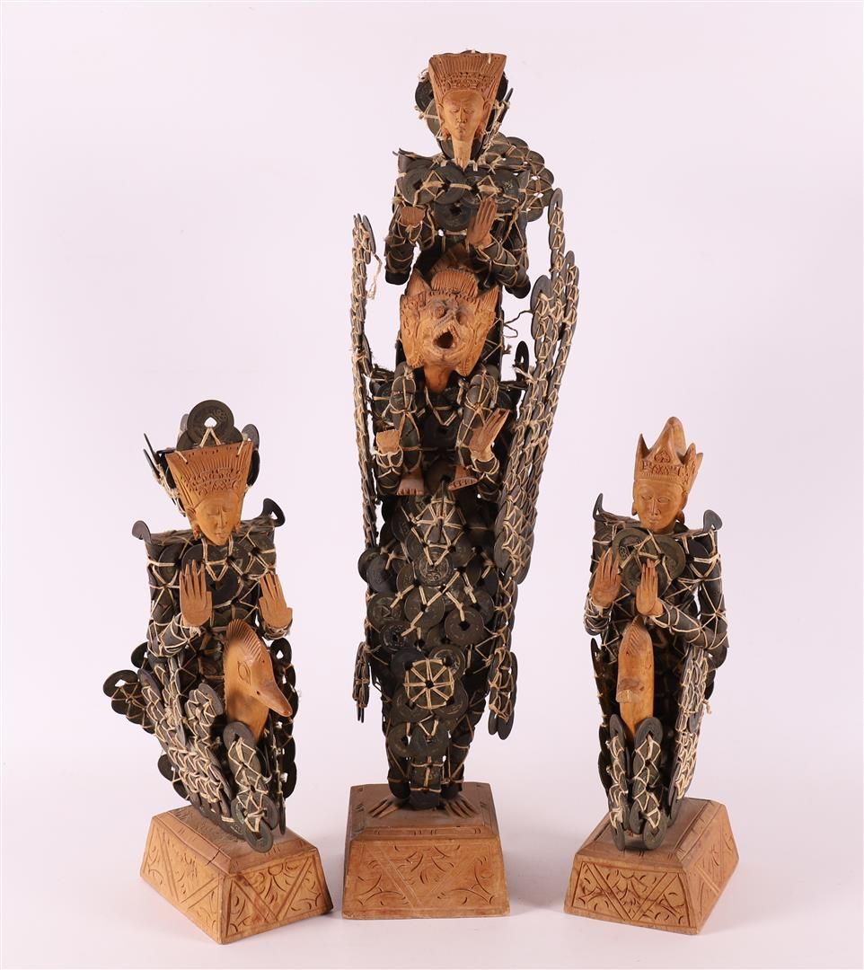 Null Trois figurines de kèpeng en bois tropical variées avec des pièces de monna&hellip;