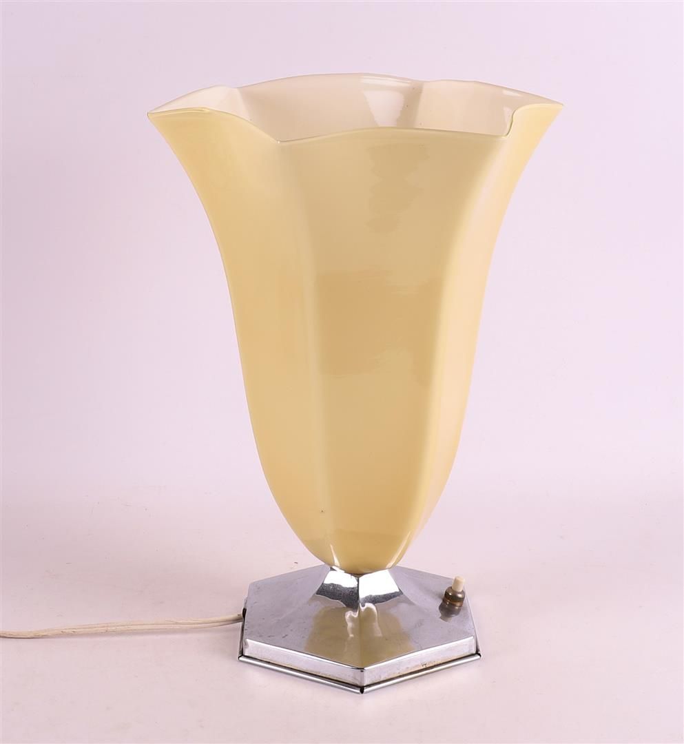 Null Lampe de table Art Déco, Angleterre, vers 1920. Abat-jour beige en forme de&hellip;