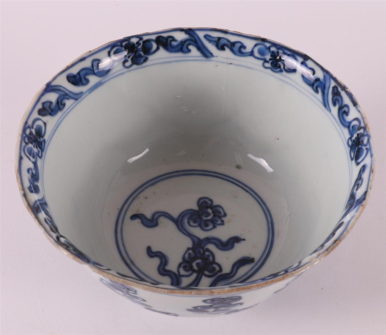 Null Blau-weiße Porzellanschale auf Standring, China, 18. Jahrhundert. Jh. Blaue&hellip;