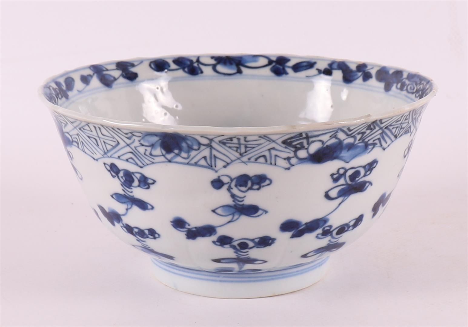 Null 青花瓷碗上的立环，中国，康熙，约1700年。釉下青花装饰，底部有店家标记，高7.2 x 直径15.3厘米（有裂缝）。