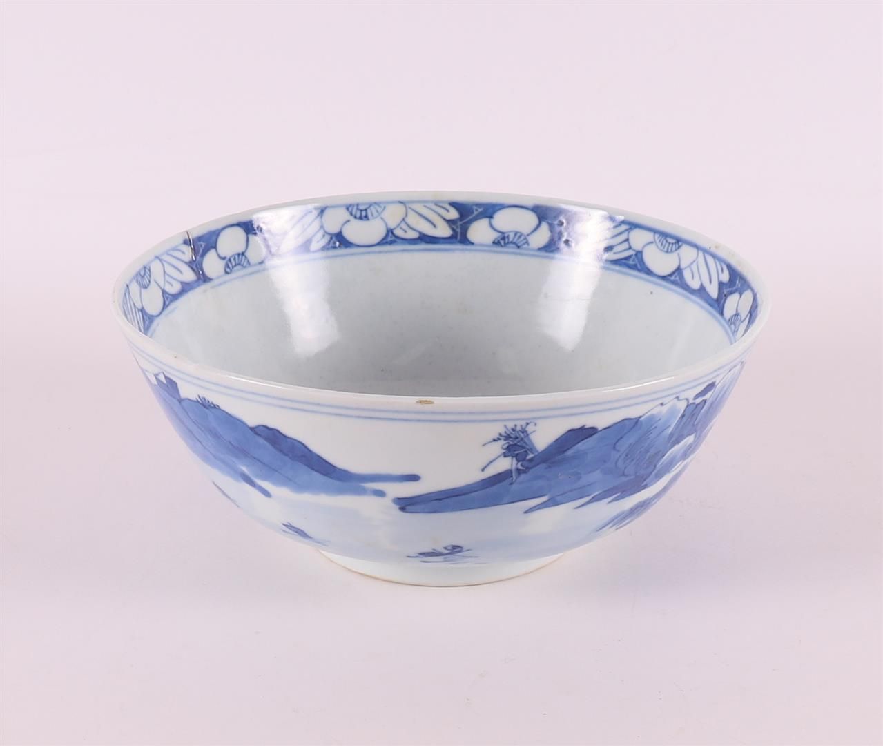 Null 青花瓷碗架环，中国，20世纪。釉下蓝色的山水装饰，有四个字的标记，高7.5 x Ø17.5厘米（压线）。