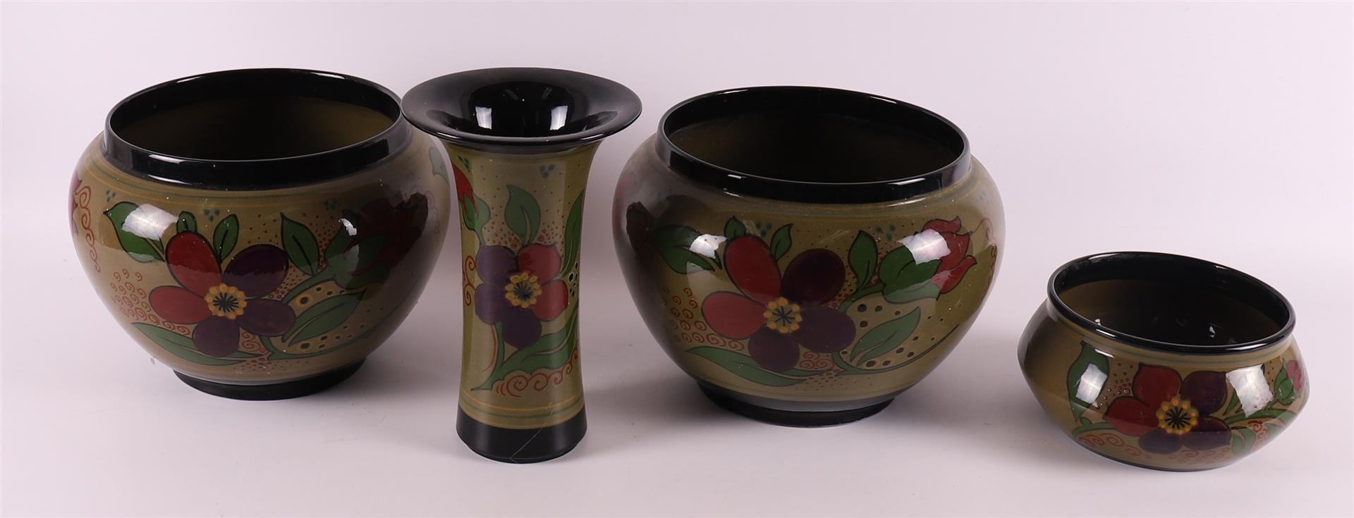 Null 两个不同的光板陶罐，约1930年。多色花卉装饰，标示：De Duif - Den Dolder，高17.5 x Ø 26 cm (1x hairlin&hellip;