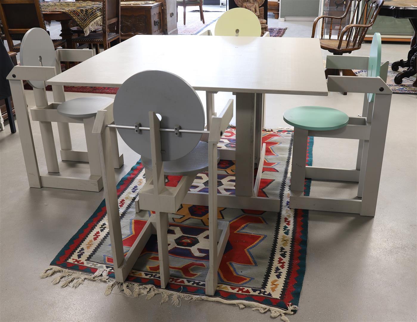 Null Tavolo da pranzo di design in legno compensato quadrato e quattro sedie di &hellip;