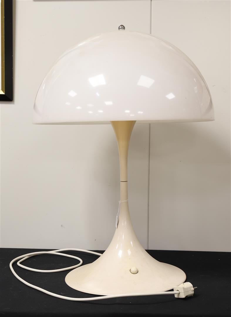 Null Lampe de table Panthella par Verner Panton (1926-1998) pour Louis Poulsen, &hellip;