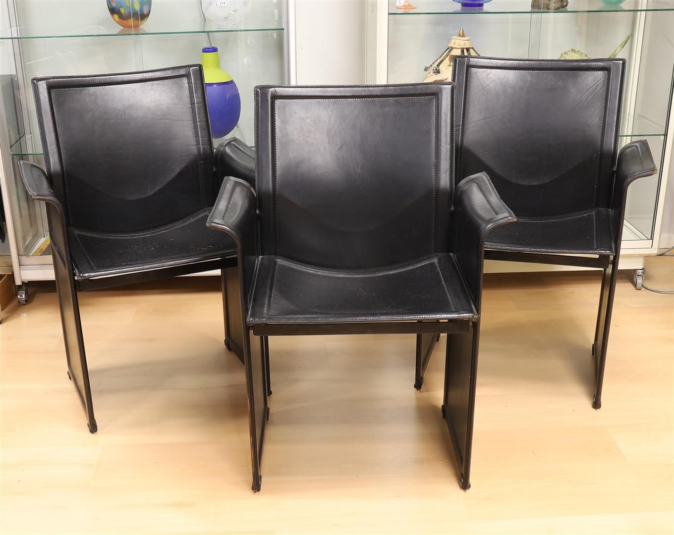 Null Une série de cinq fauteuils vintage en cuir noir 'Korium', design : Matteo &hellip;