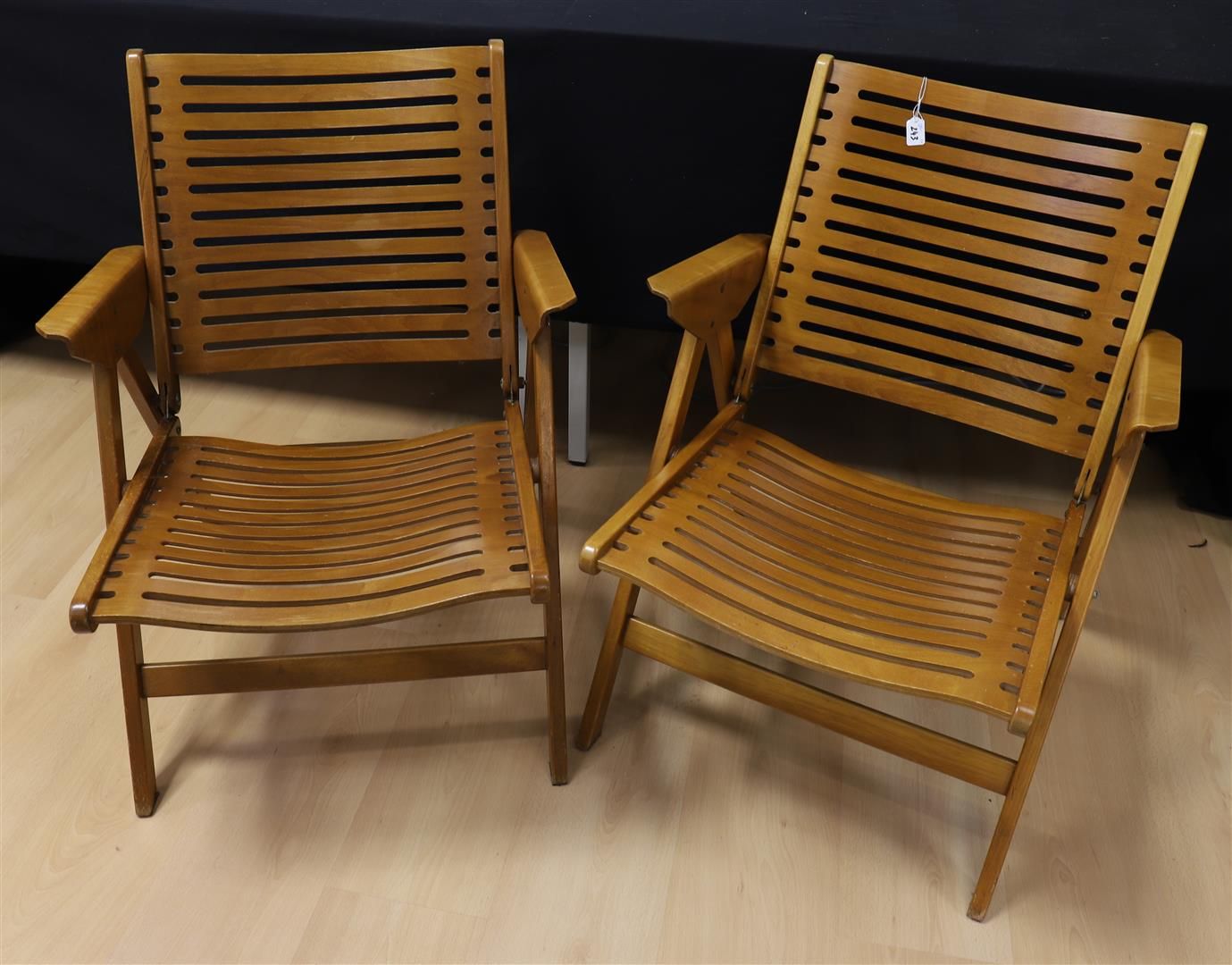 Null Paire de chaises pliantes en bois "Rex - Impakta", design : Niko Kralj, tot&hellip;