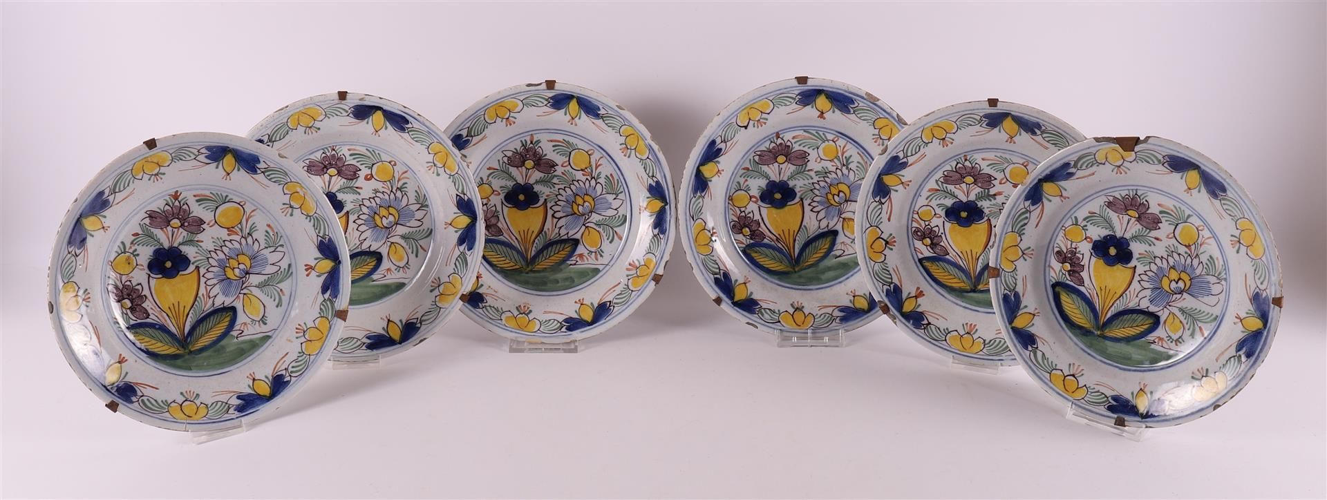 Null Série de six assiettes en faïence de Delft, 18e siècle. Décor floral polych&hellip;