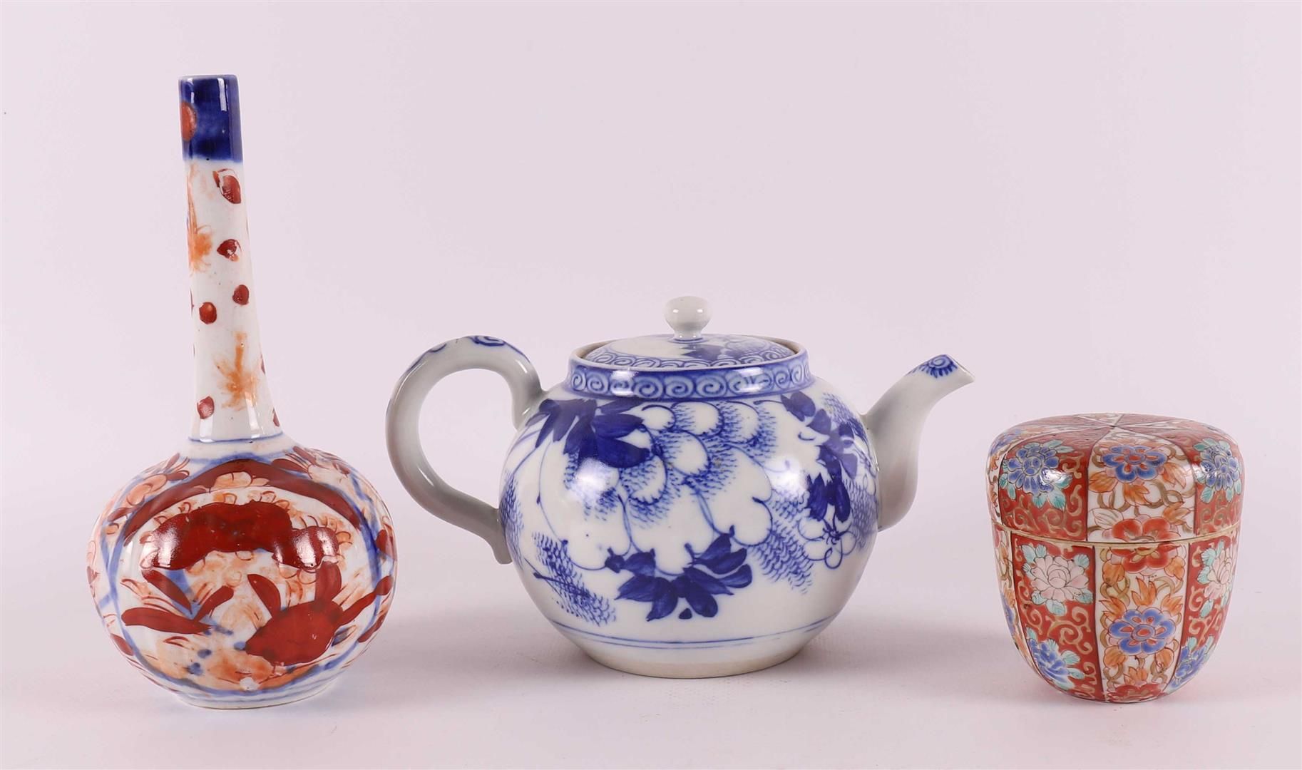Null Un lotto di porcellane giapponesi varie, composto da un vaso da collo, una &hellip;