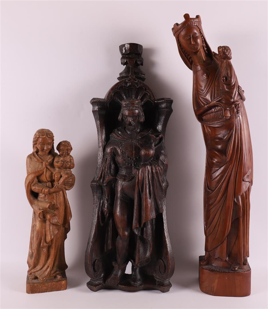 Null Trois sculptures religieuses en bois sculpté, dont Marie à l'enfant, 20e si&hellip;