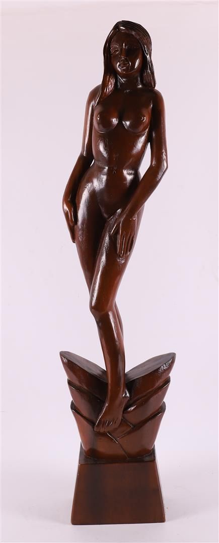 Null Sculpture en bois tropical sculpté représentant un nu féminin, 20e siècle, &hellip;