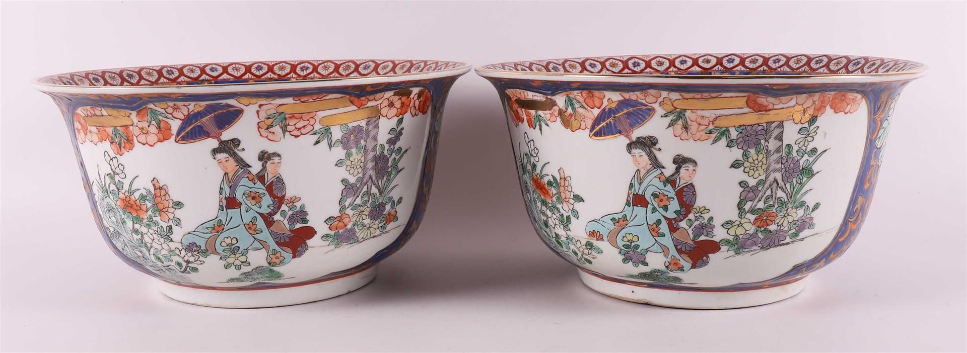 Null Coppia di ciotole in porcellana su supporto, Giappone, XX secolo. Decoro po&hellip;