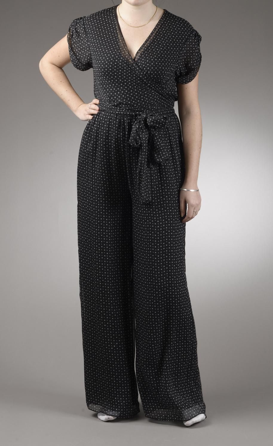 Null *尺寸L DVF - Diane Von Fürstenberg

套装包括。

丝质雪纺连体裤，型号为 "DVF Cassandra"，黑色背景上印&hellip;