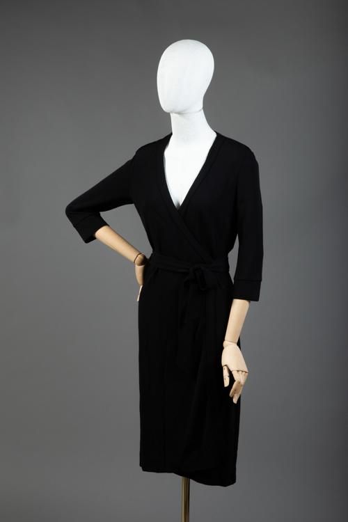 Null *尺寸0 DVF - Diane Von Fürstenberg

套装包括。

-Viscose针织裹身裙，型号为 "DVF New Julian &hellip;