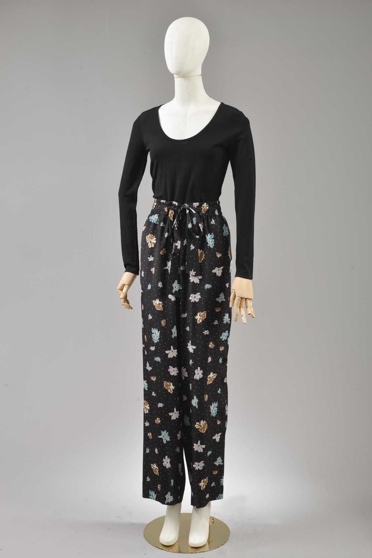 Null *尺寸XS DVF - Diane Von Fürstenberg

套装包括。

-弹性丝质裹身裙，"Ls Banded Julian "型号，蓝色&hellip;