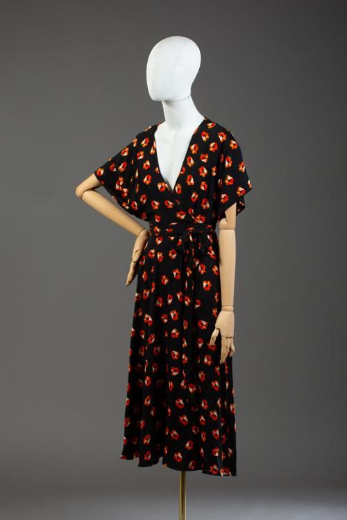 Null *Size L DVF - Diane Von Fürstenberg

Set includes:

-Silk wrap dress, Model&hellip;