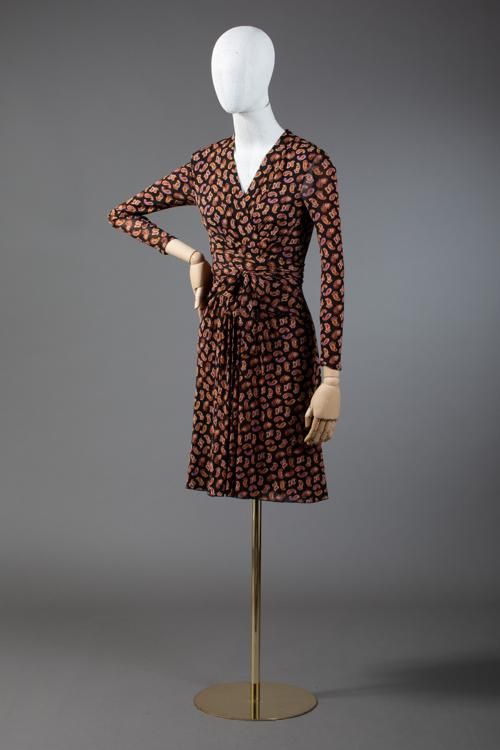 Null *尺寸L DVF - Diane Von Fürstenberg

套装包括。

-尼龙材质的裹身裙，型号为 "DVF Brenda"，黑色背景上有酒&hellip;