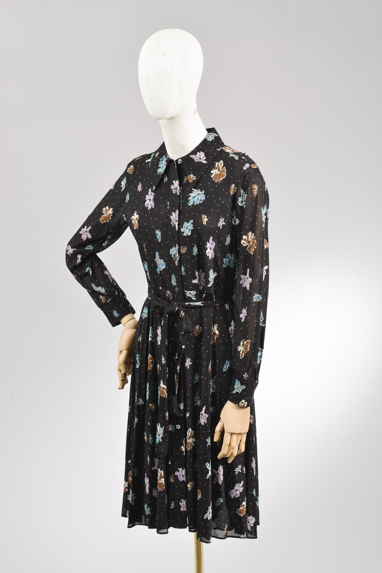 Null *尺寸XS DVF - Diane Von Fürstenberg

套装包括。

-Viscose 绉绸连衣裙，"DVF Dory "型号，在黑色背&hellip;