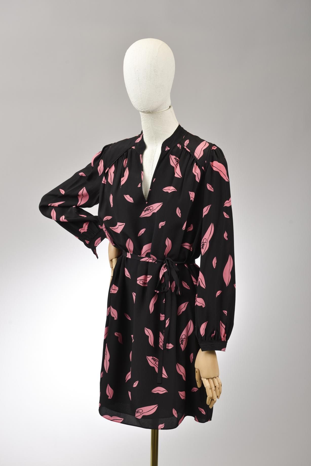 Null *尺寸L DVF - Diane Von Fürstenberg

套装包括。

-丝质连衣裙，型号为 "DVF Glenda"，印有 "Fallin&hellip;
