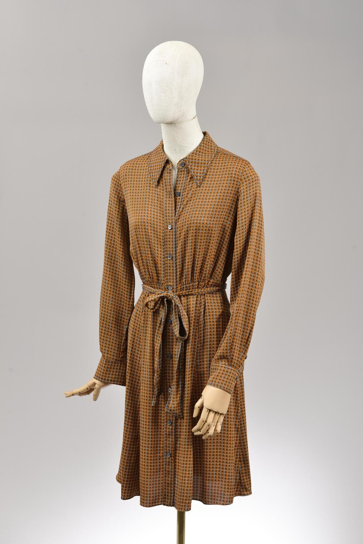 Null *尺寸L DVF - Diane Von Fürstenberg

套装包括。

-丝绸中长裙，"DVF Dory "型号，在奶油色背景上印有蓝色和橙&hellip;