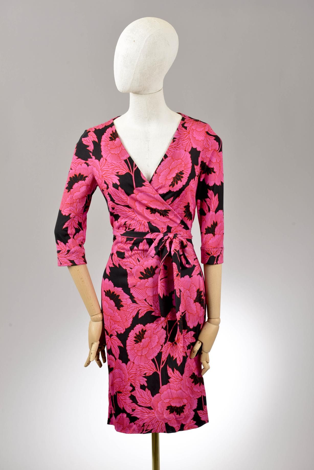 Null *Size 6 DVF - Diane Von Fürstenberg

Set including:

-Silk jersey wrap dres&hellip;