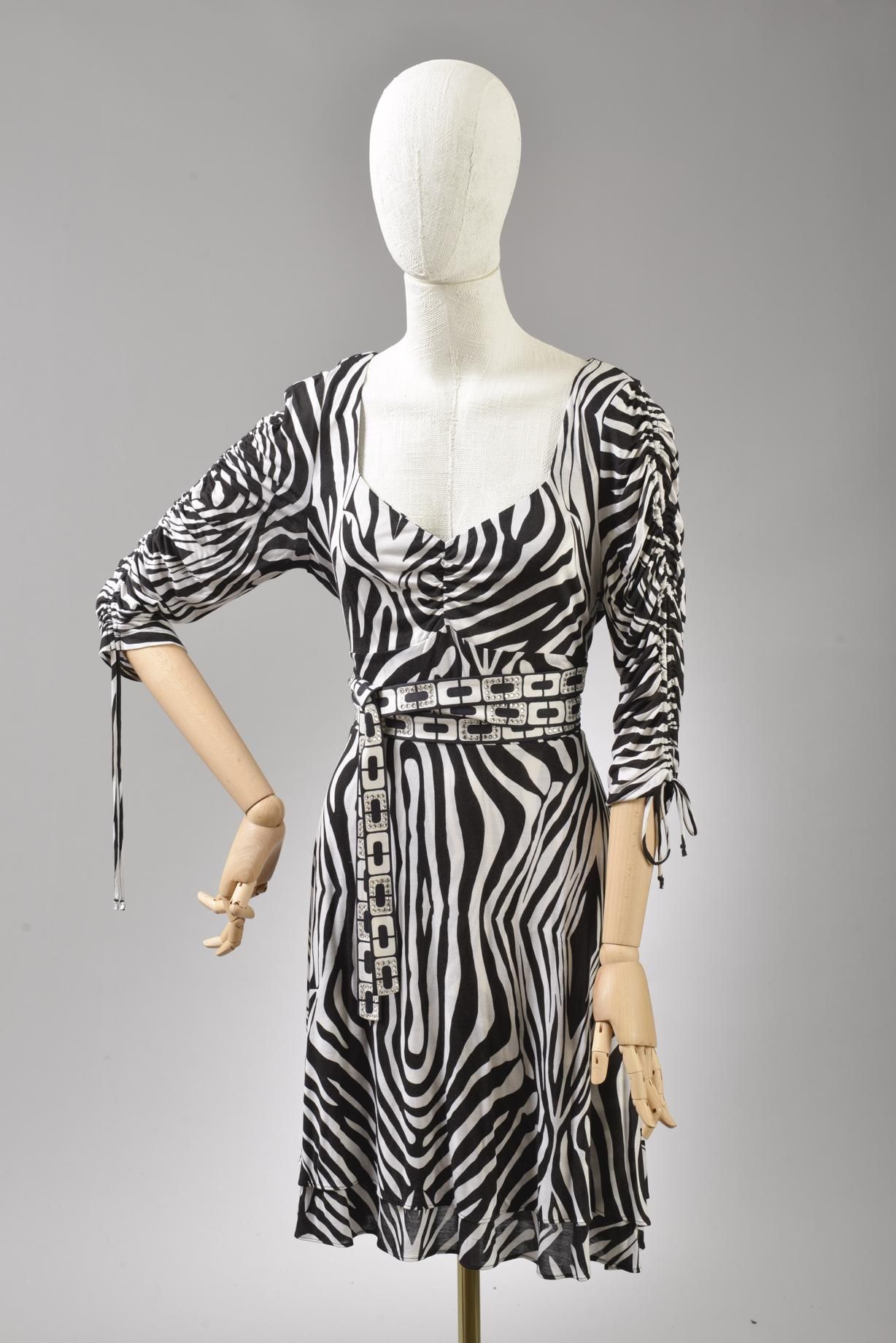 Null *尺寸0 DVF - Diane Von Fürstenberg

套装包括。

-丝绸和粘胶针织连衣裙，"DVF Hollis "型号，有 "Tet&hellip;