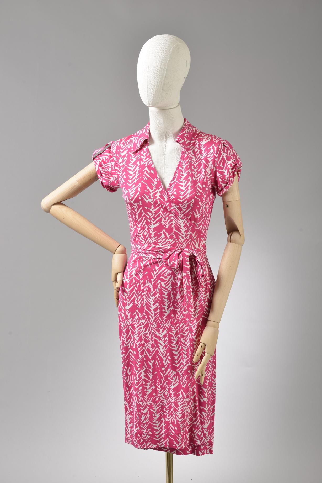 Null *尺寸XS DVF - Diane Von Fürstenberg

套装包括。

-丝质针织中长款裹裙，"DVF Tahlia "型号，象牙色背景上&hellip;