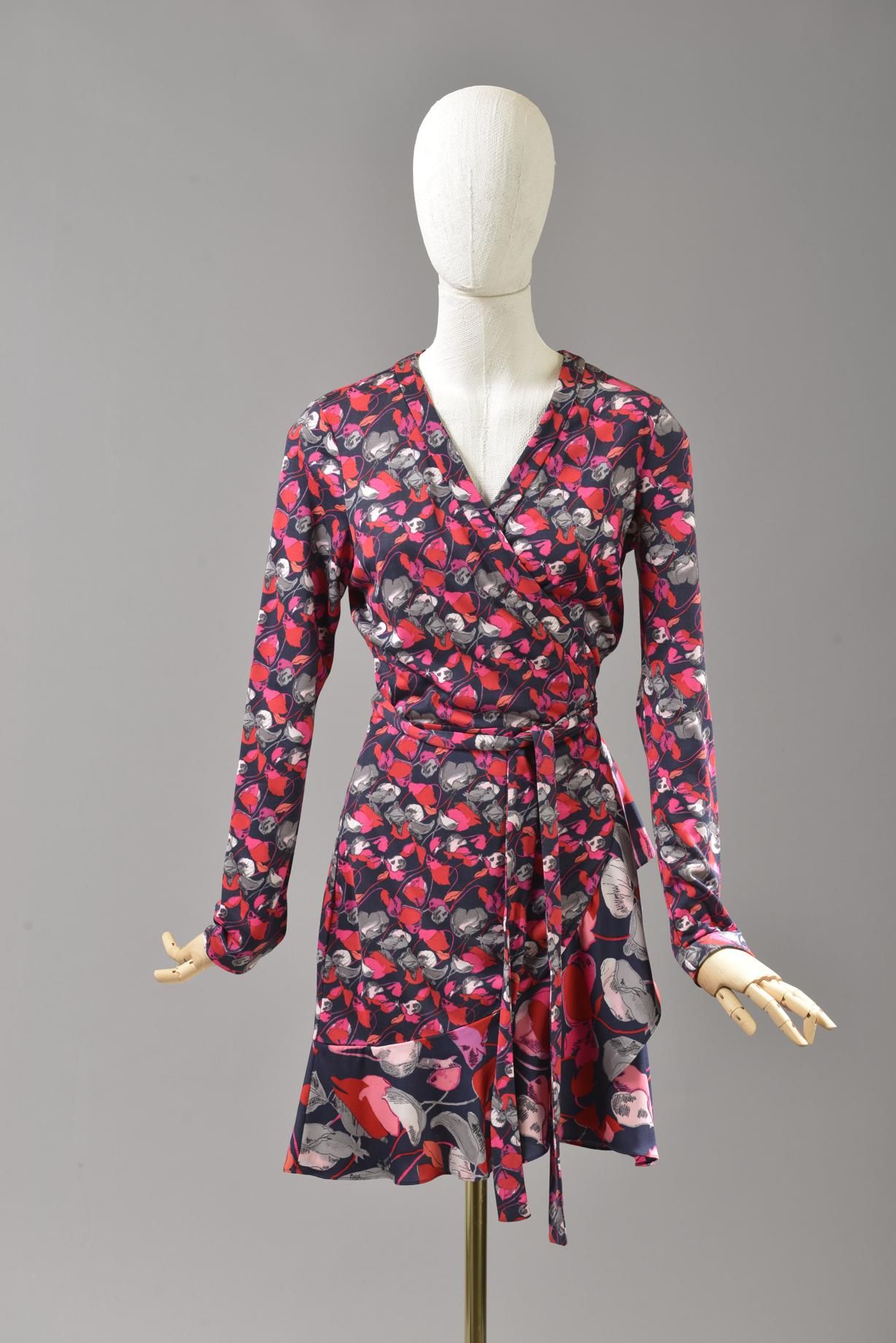Null *尺寸XS DVF - Diane Von Fürstenberg

套装包括。

-丝质针织包裹连衣裙，型号为 "DVF Elita"，带有 "Fl&hellip;