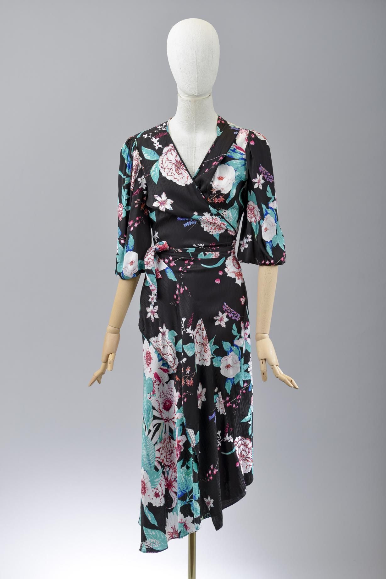 Null *尺寸M DVF - Diane Von Fürstenberg

套装包括。

-人造丝缎和条纹大马士革的长裹裙，"Audrina "型号，在黑色背&hellip;