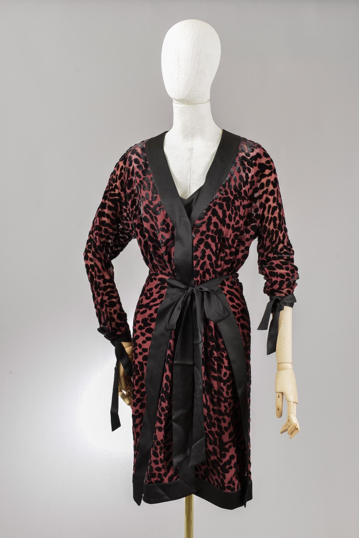 Null *Taille S DVF - Diane Von Fürstenberg

Ensemble comprenant:

-Robe effet po&hellip;