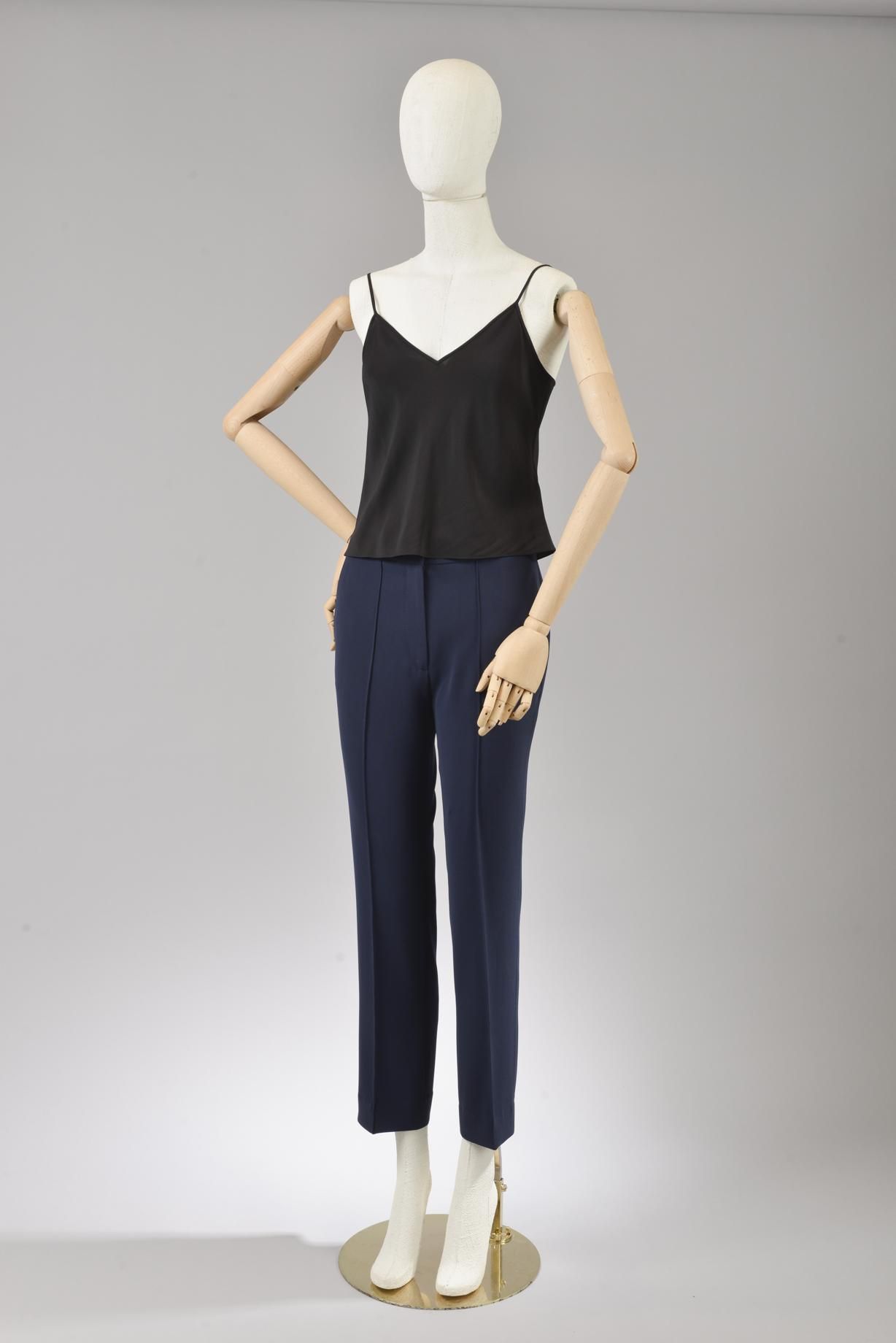 Null *尺寸S DVF - Diane Von Fürstenberg

套装包括。

-丝质绉绸吊带衫，型号为 "DVF Cami"，纯黑色。

零售价：&hellip;