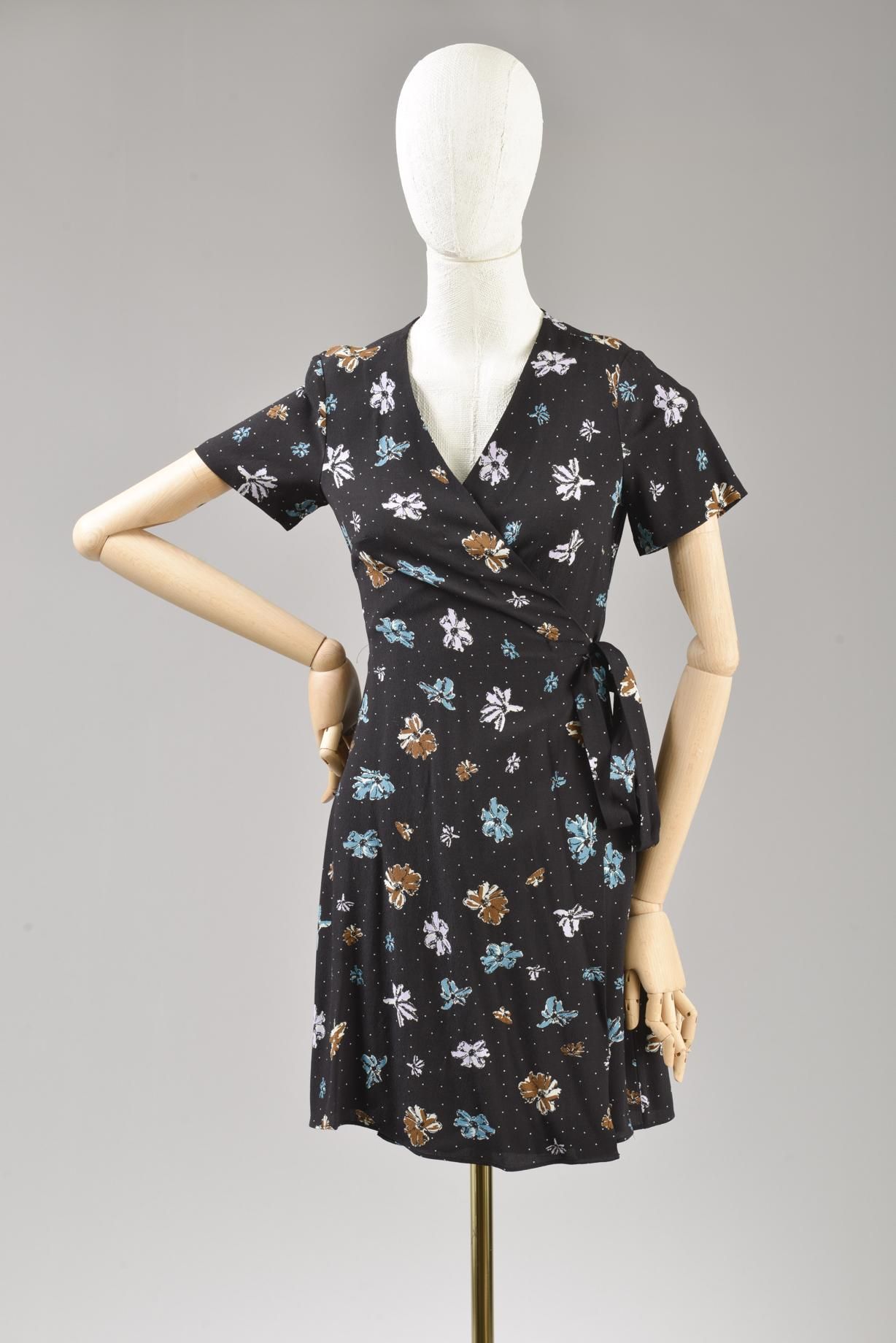 Null *尺寸L DVF - Diane Von Fürstenberg

套装包括。

-DVF Savilla "型号的Viscose绉纱裹身连衣裙，黑色&hellip;