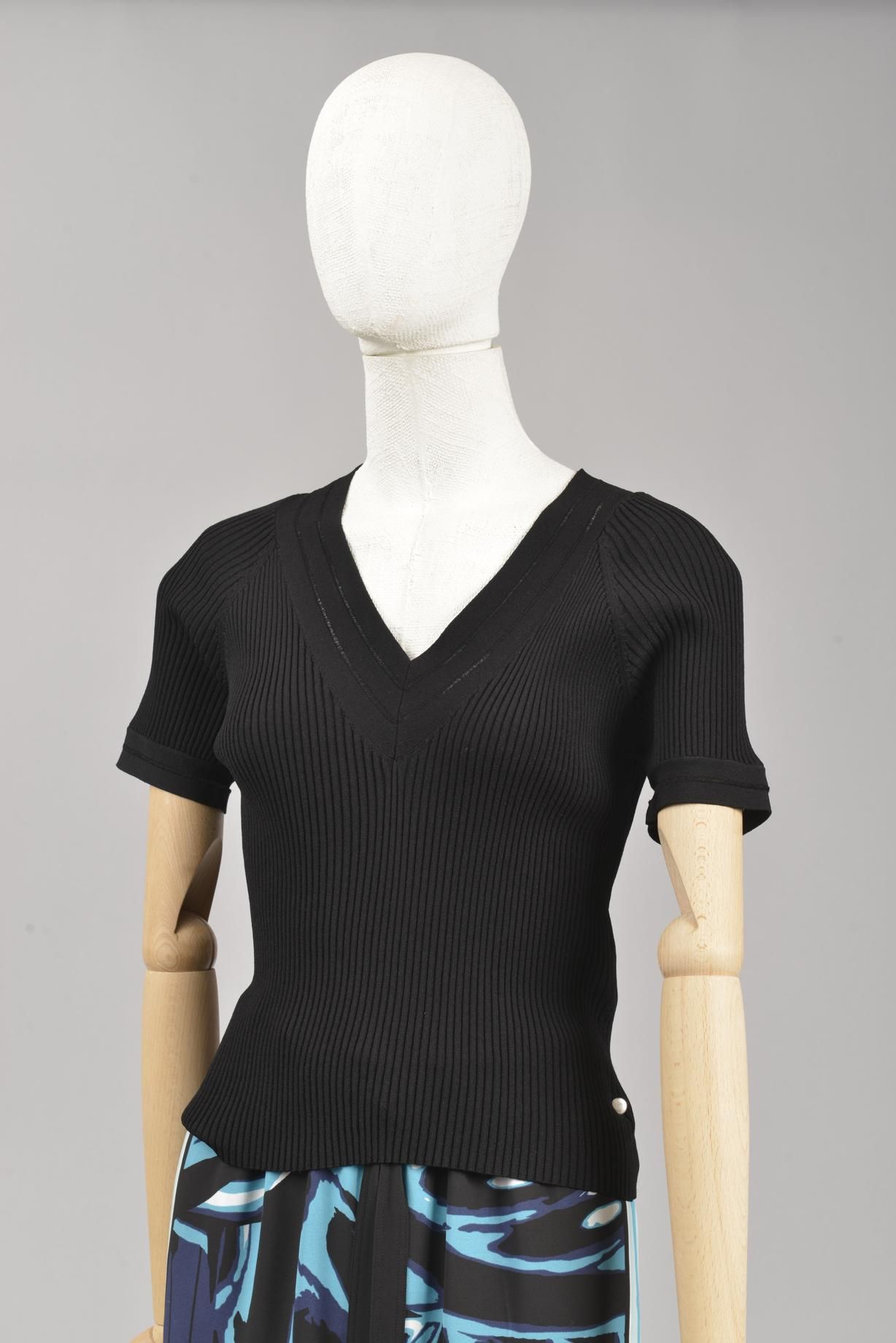 Null *尺寸L DVF - Diane Von Fürstenberg

套装包括。

-Viscose针织上衣，型号为 "DVF Camille"，为纯黑&hellip;